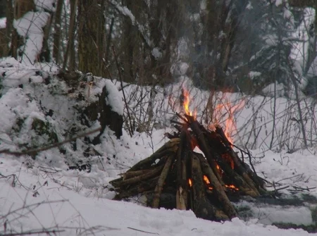 Пять простых способов развести огонь без спичек и согреться зимой на рыбалке